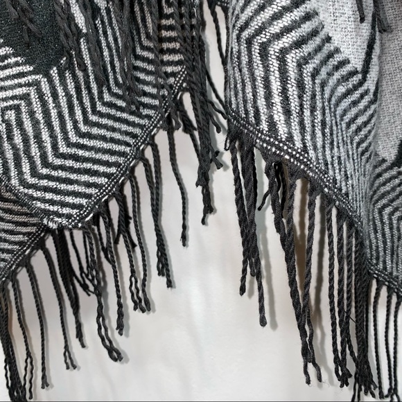 Do Everything With Love Knit Fringe Sweater Poncho One Size Black Gray - Picture 4 of 5